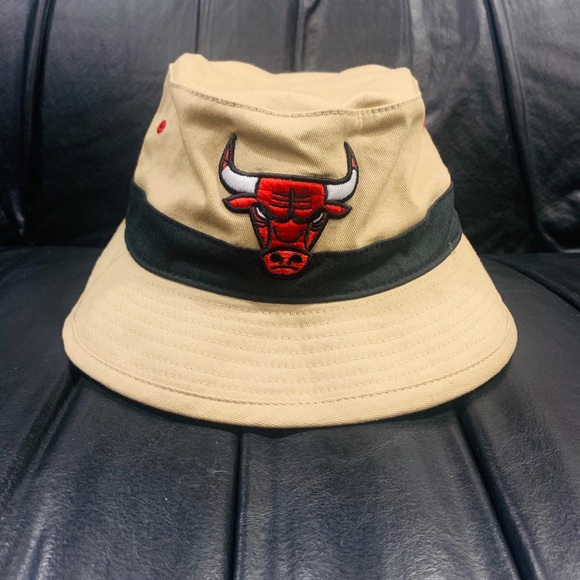 Other - Chicago Bulls Bucket Hat Mitchell&Ness Beige Hat